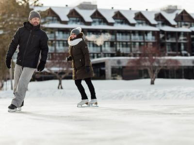 Patineurs devant l'hôtel Entourage sur-le-lac