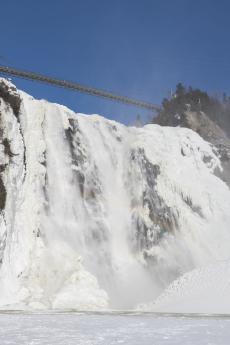 La chute Montmorency glacée